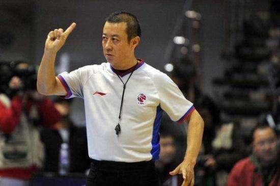  法兰克福主教练赛后批评裁判判罚引发争议  